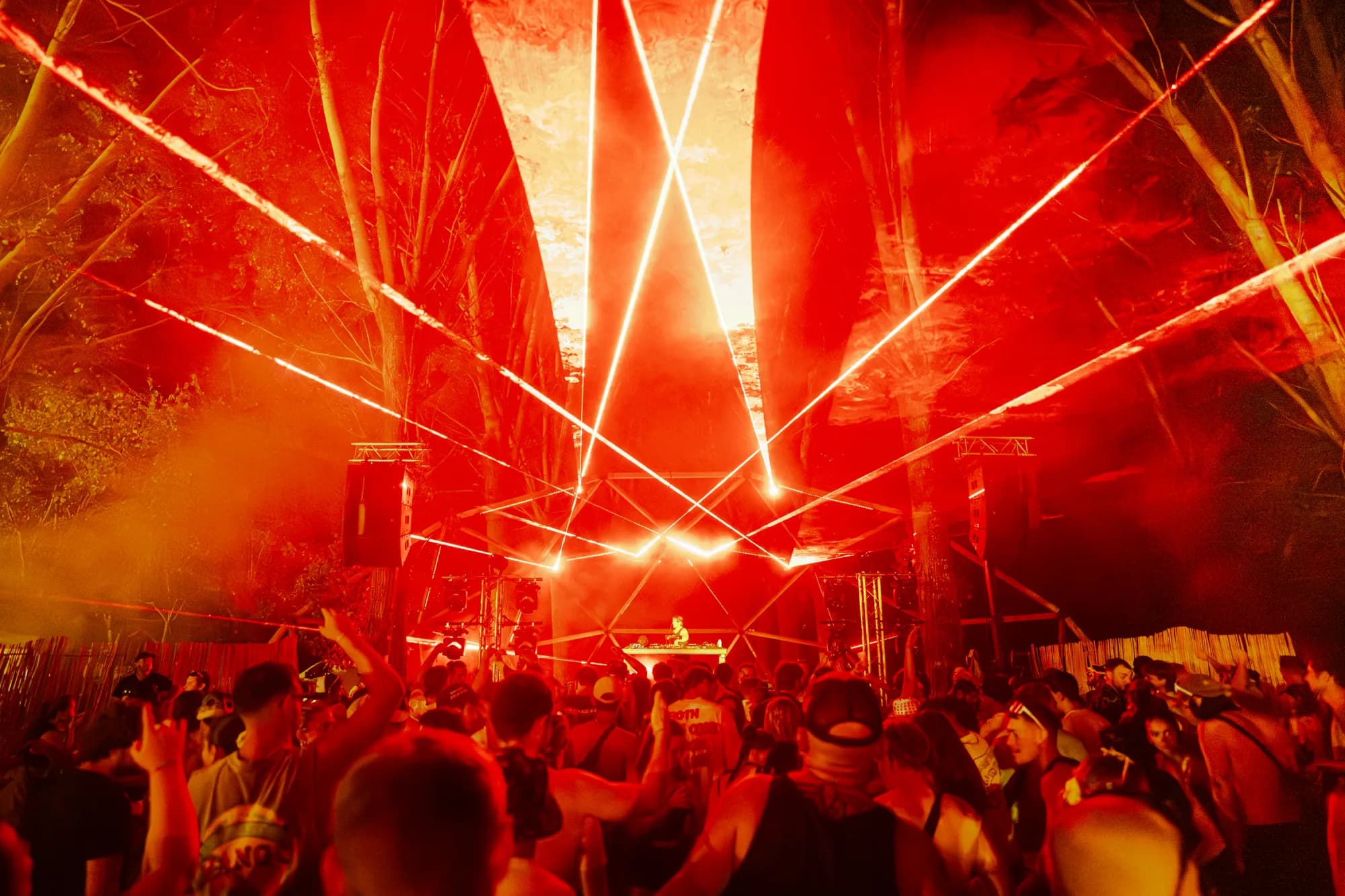 La Mainstage du Belfield Festival — foule et show électro de nuit